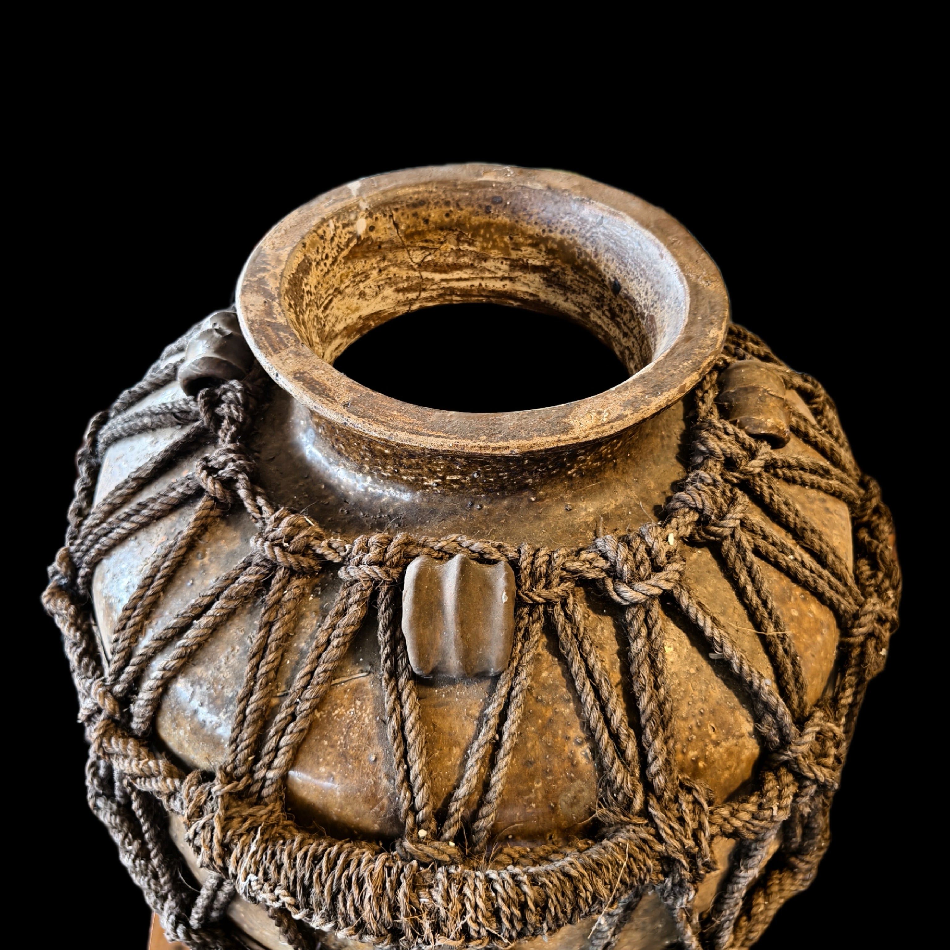 ANTIQUE CHINESE POT
